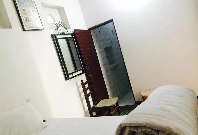 Hotelli White House A Family Homestay