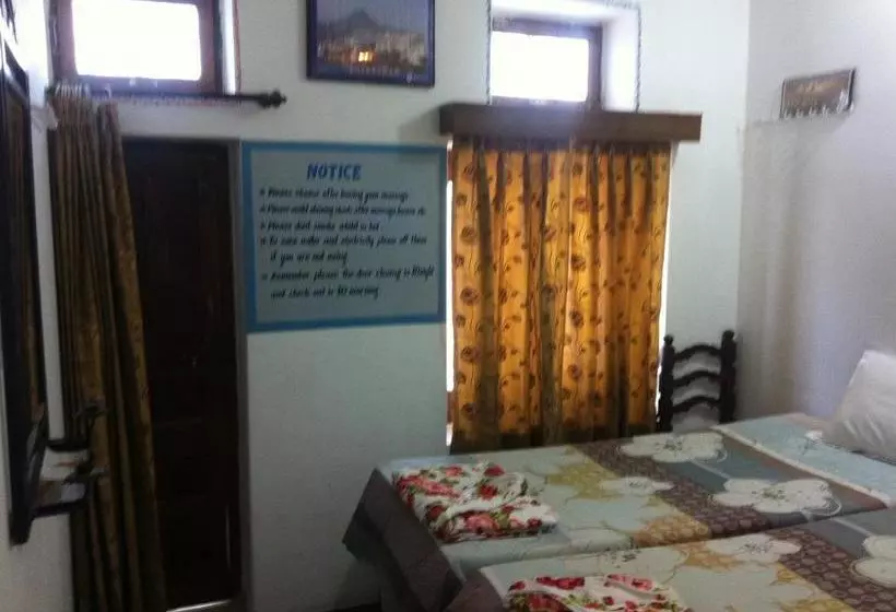Hotelli White House A Family Homestay