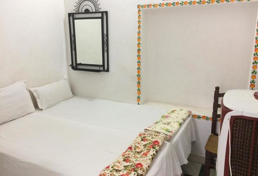 فندق White House A Family Homestay