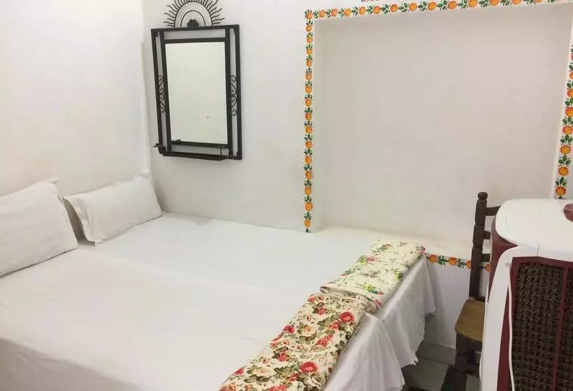 Hotelli White House A Family Homestay