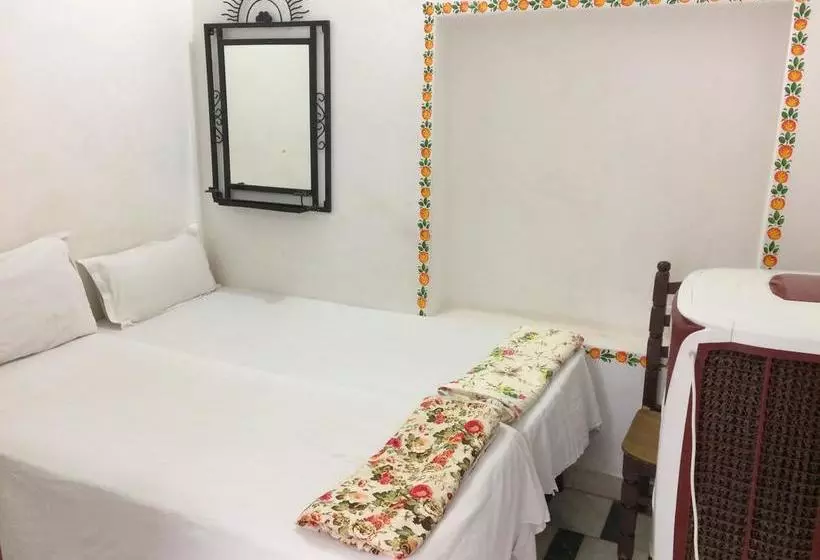 Hotelli White House A Family Homestay