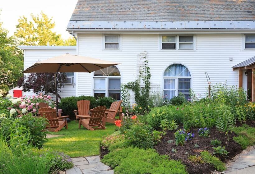 Lang House On Main Street Bed & Breakfast