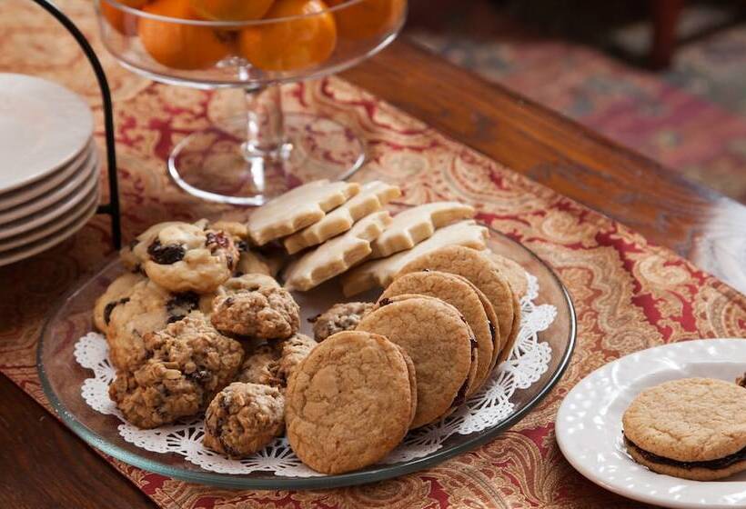 Lang House On Main Street Bed & Breakfast