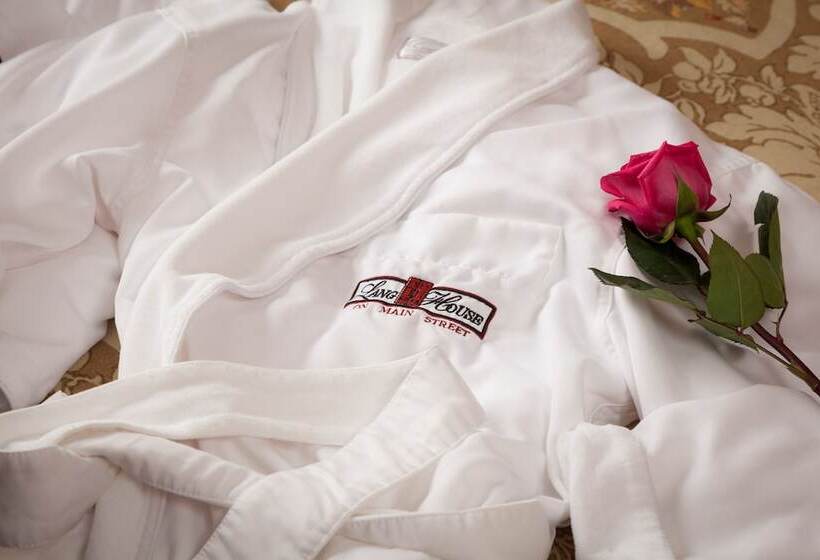 Lang House On Main Street Bed & Breakfast