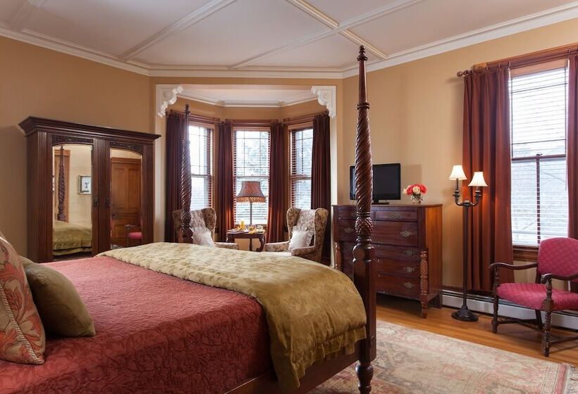 Lang House On Main Street Bed & Breakfast