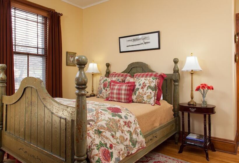 Lang House On Main Street Bed & Breakfast