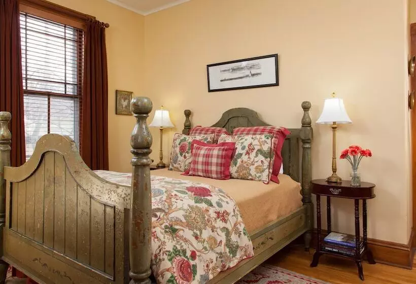 Lang House On Main Street Bed & Breakfast