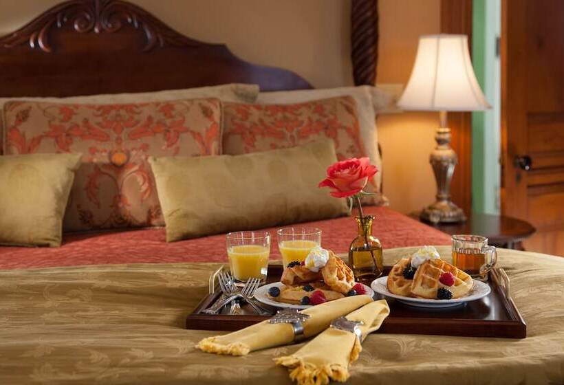 Lang House On Main Street Bed & Breakfast