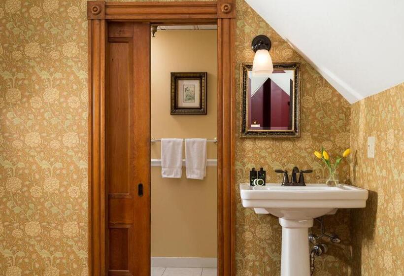 Lang House On Main Street Bed & Breakfast