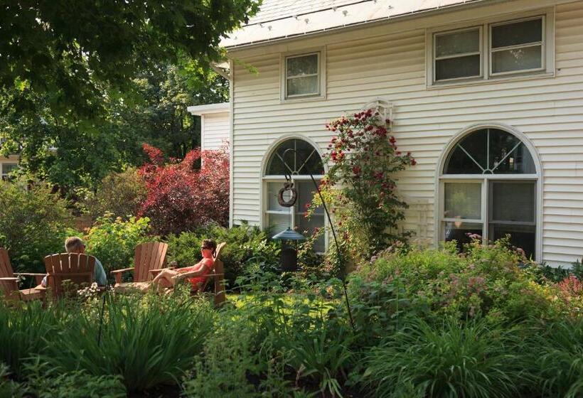 Lang House On Main Street Bed & Breakfast