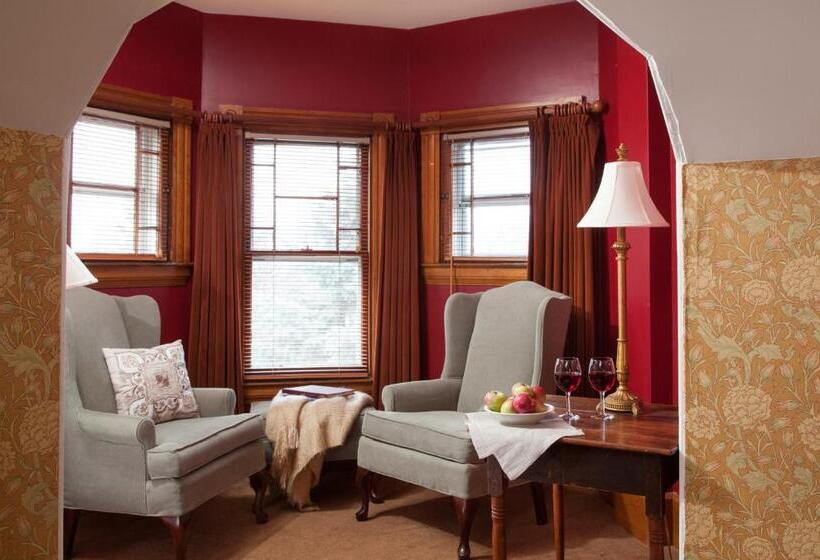 Lang House On Main Street Bed & Breakfast