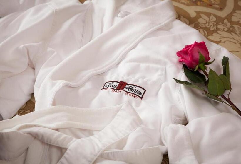 Lang House On Main Street Bed & Breakfast