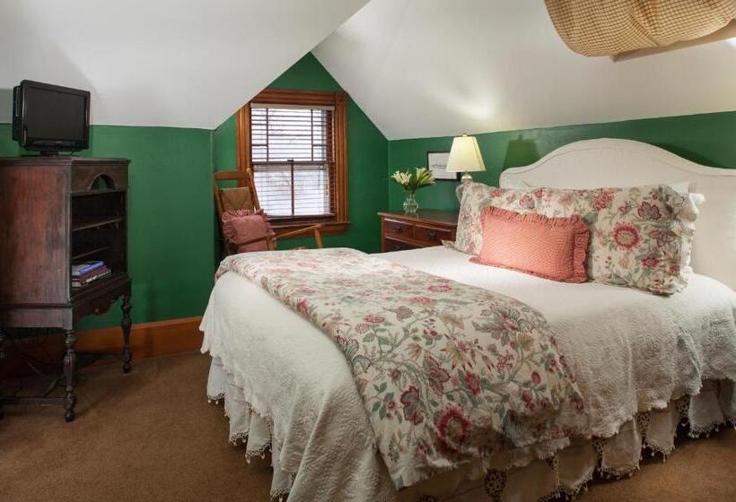 Lang House On Main Street Bed & Breakfast