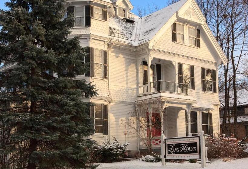 Lang House On Main Street Bed & Breakfast