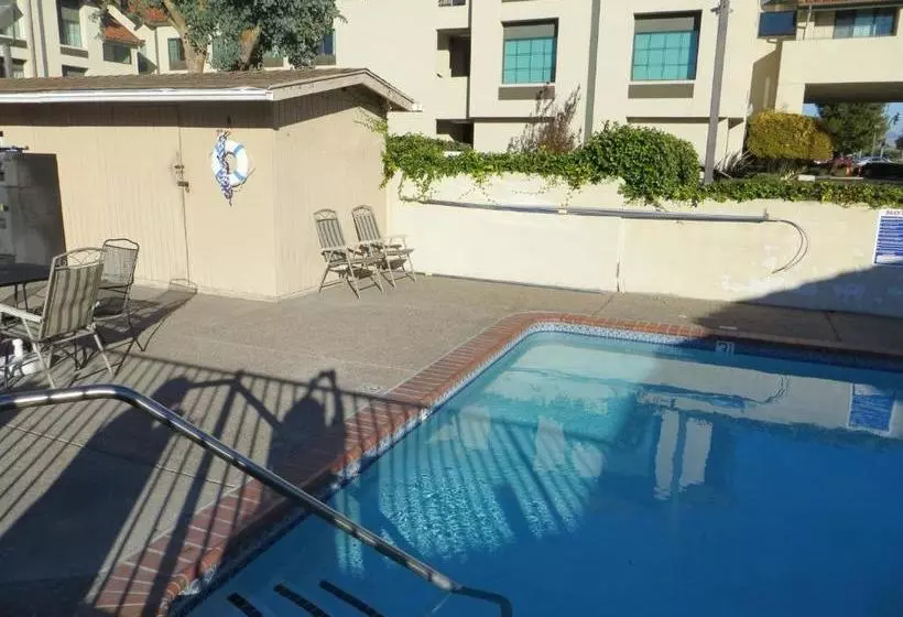 Capri Motel