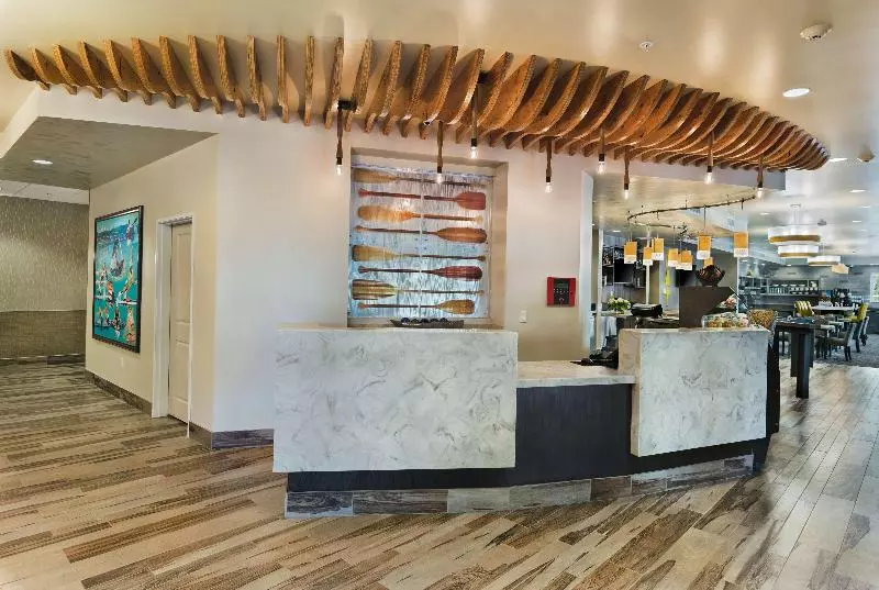 ホテル Oxford Suites Bellingham
