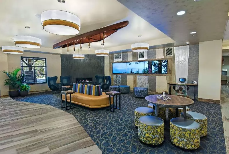 ホテル Oxford Suites Bellingham