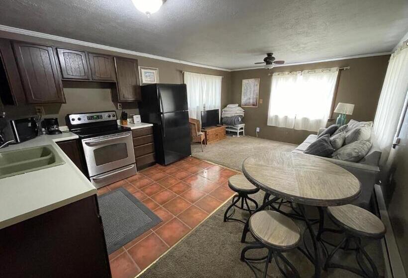 モーテル Adventures Vacation Rentals