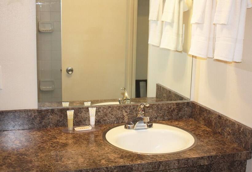 فندق على الطريق Main Street Lodge And Suites