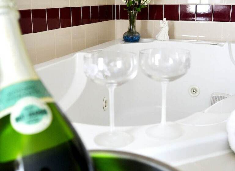 فندق على الطريق Main Street Lodge And Suites