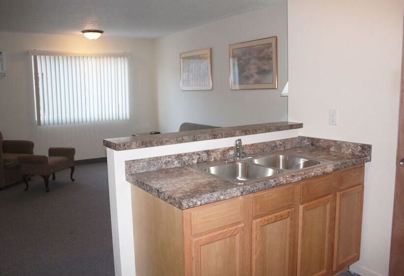 فندق على الطريق Main Street Lodge And Suites