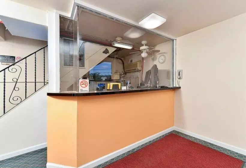 モーテル Media Inn & Suites