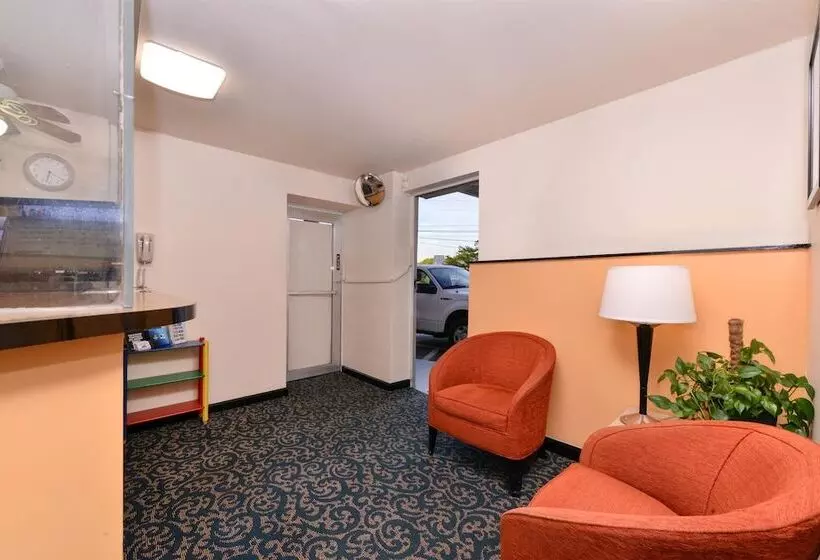 モーテル Media Inn & Suites