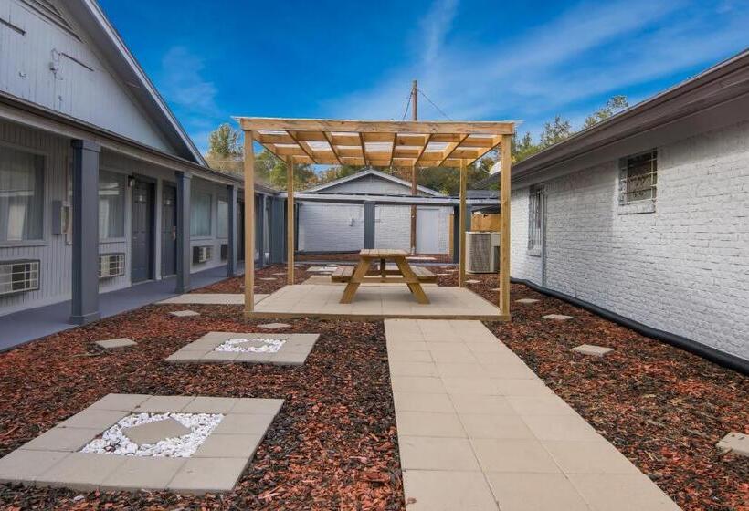 فندق على الطريق Rodeway Inn