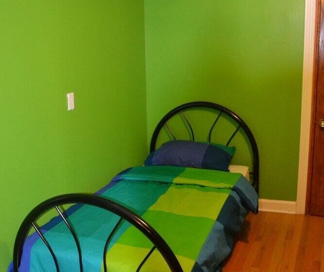 Wrigley Hostel   Chicago