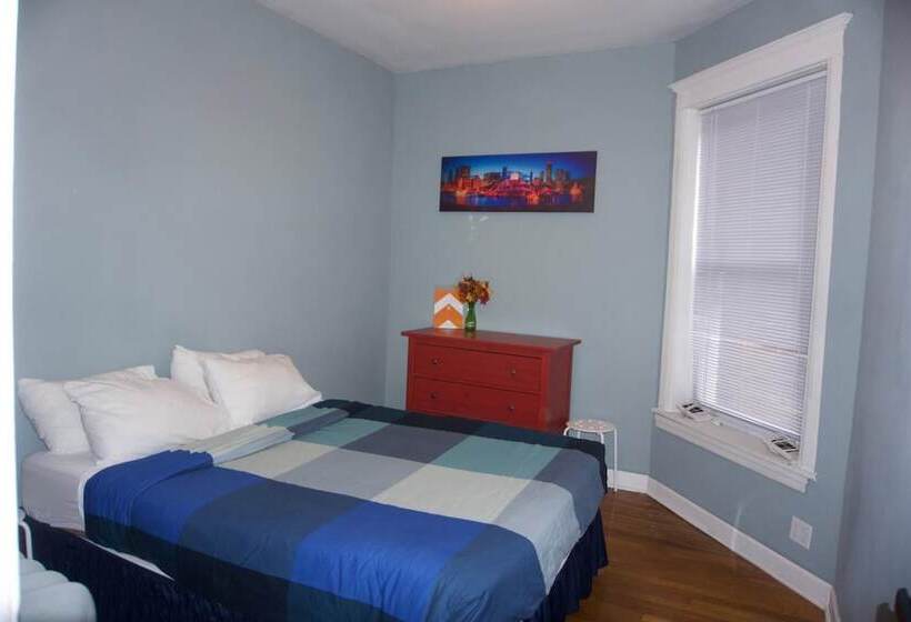 Wrigley Hostel   Chicago