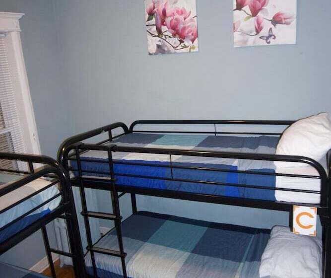 Wrigley Hostel   Chicago