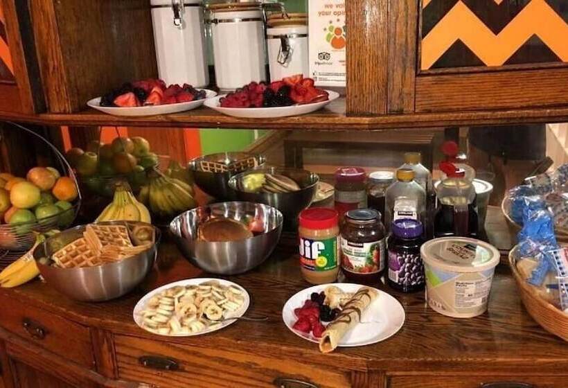 Wrigley Hostel   Chicago