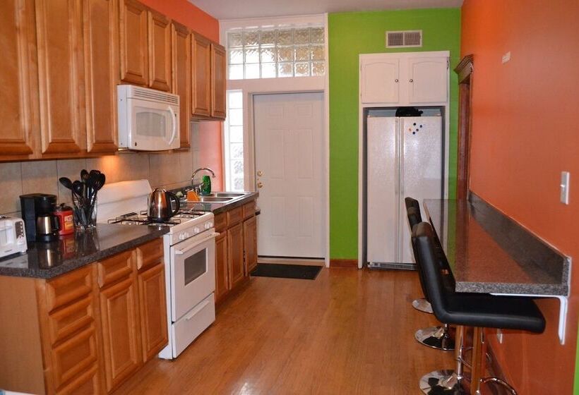 Wrigley Hostel   Chicago