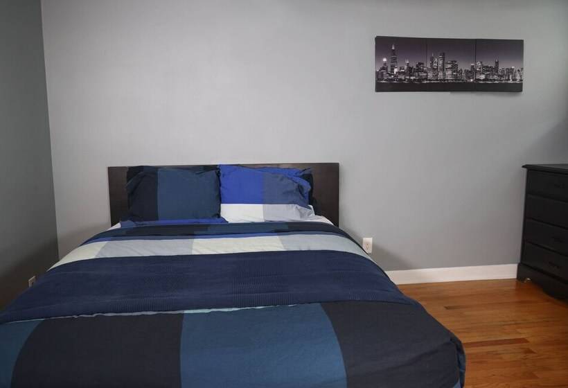 Wrigley Hostel   Chicago