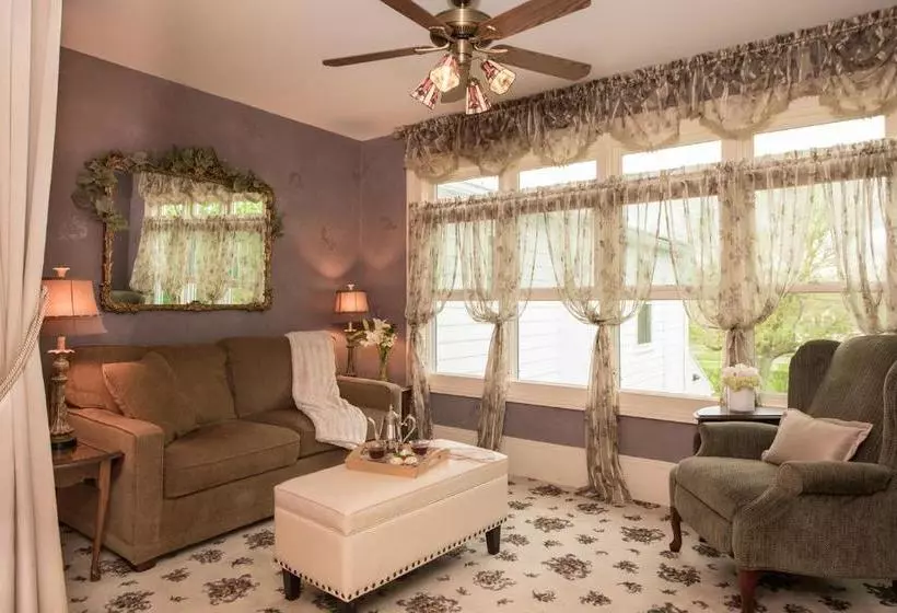 1840 Inn On The Main Bed And Breakfast