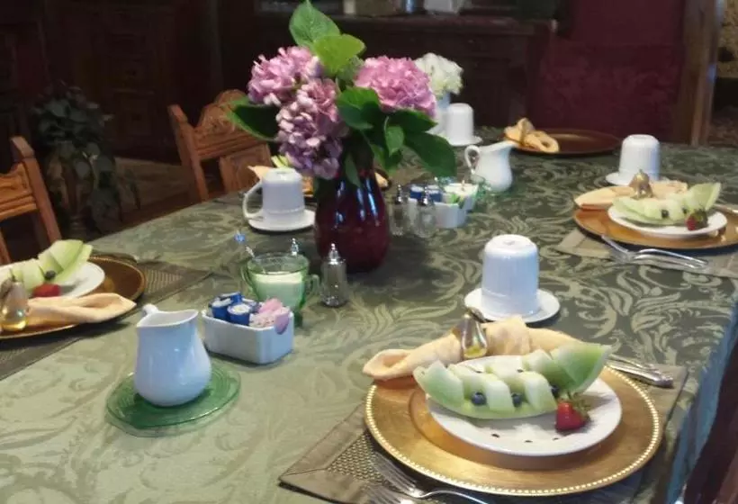 1840 Inn On The Main Bed And Breakfast