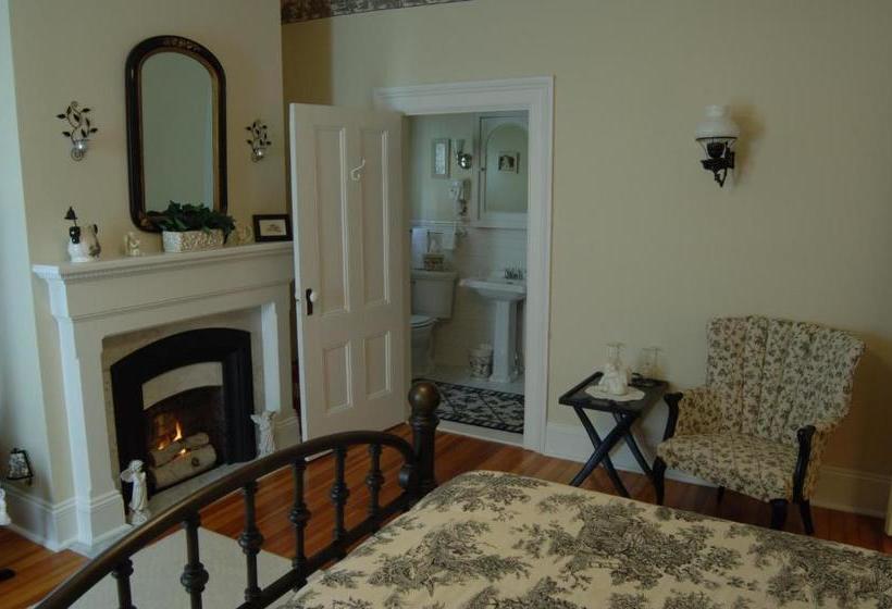 1840 Inn On The Main Bed And Breakfast