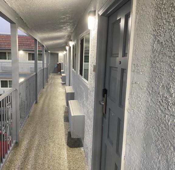 Golden West Manor Motel