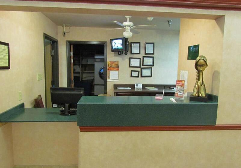 בית מלון כפרי Western Inn & Suites Hampton