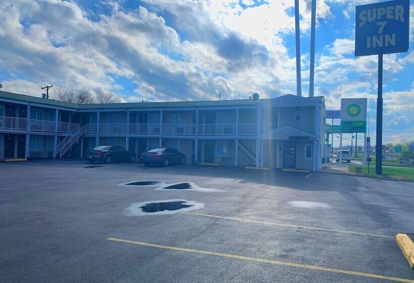 فندق على الطريق Super 7 Inn