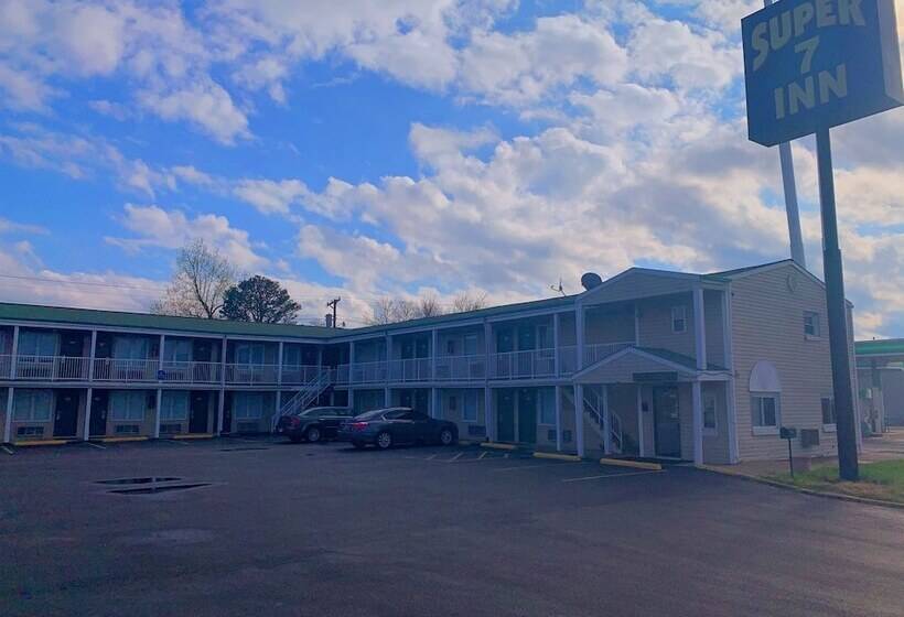 فندق على الطريق Super 7 Inn