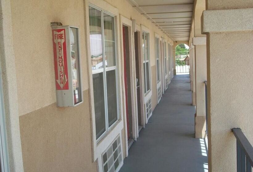 فندق على الطريق Villa West Inn