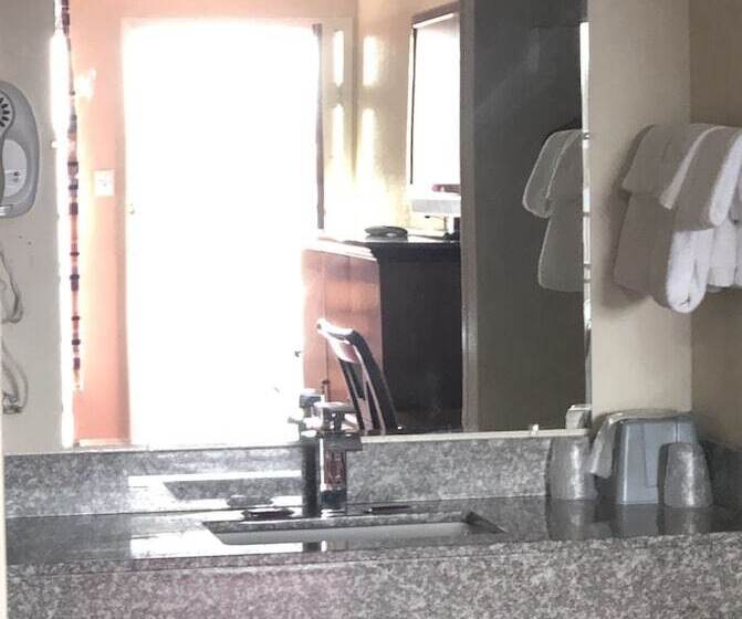 فندق على الطريق Villa West Inn