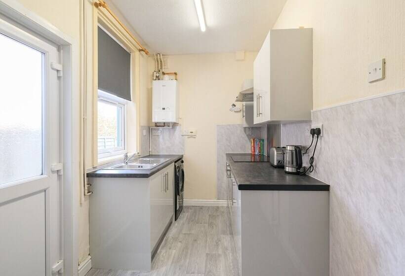 Residenssi Lovely Large 2 Bed House With 2 Reception Rooms