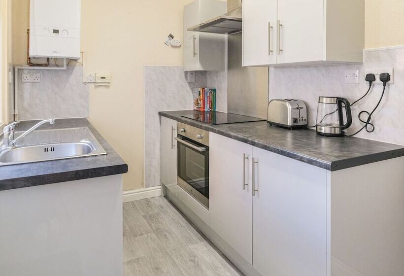 Residenssi Lovely Large 2 Bed House With 2 Reception Rooms