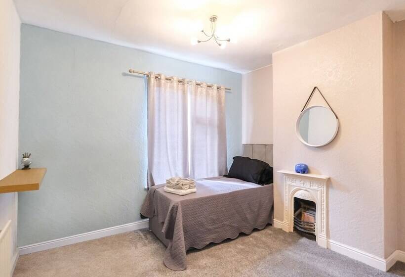 Residenssi Lovely Large 2 Bed House With 2 Reception Rooms