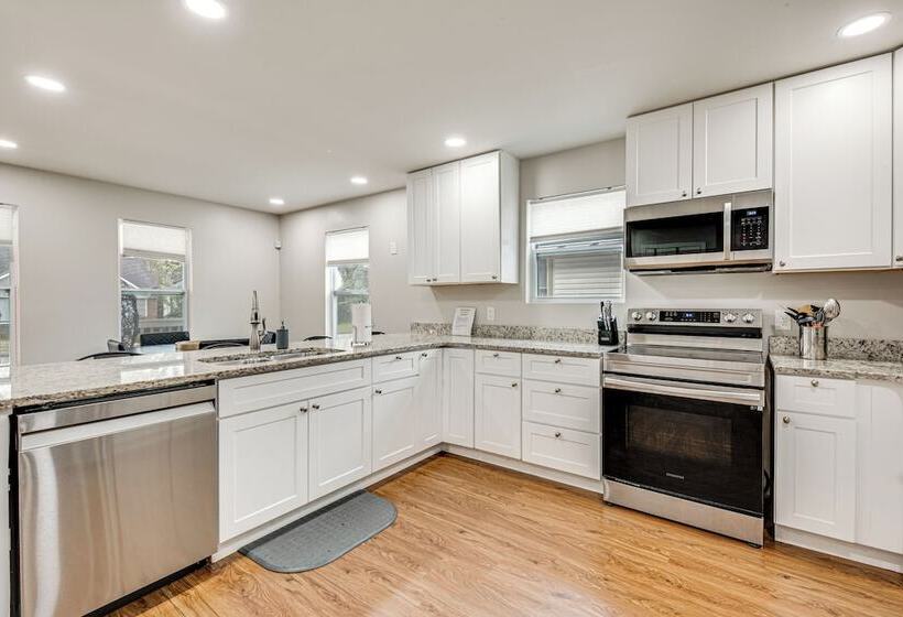 Charming Atlanta Home W/ Yard ~ 7 Mi To Downtown!