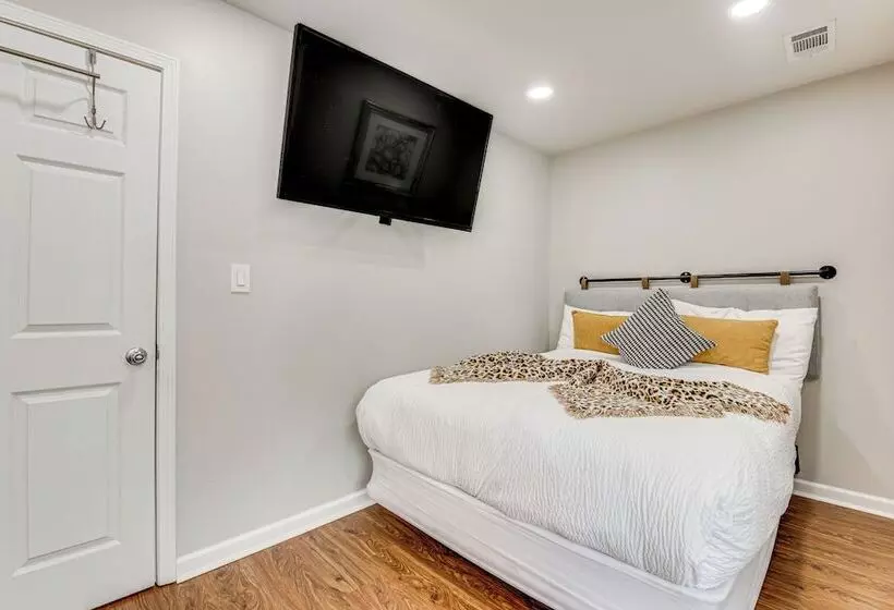 Charming Atlanta Home W/ Yard ~ 7 Mi To Downtown!