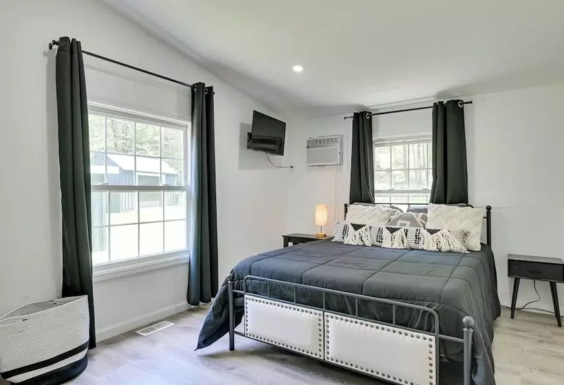 Catskills Family Retreat: Fishing & Hiking On Site