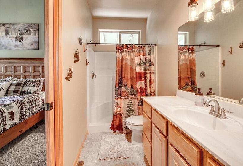 Walk To Rainbow Lake: Peaceful Cabin W/ Fire Pit